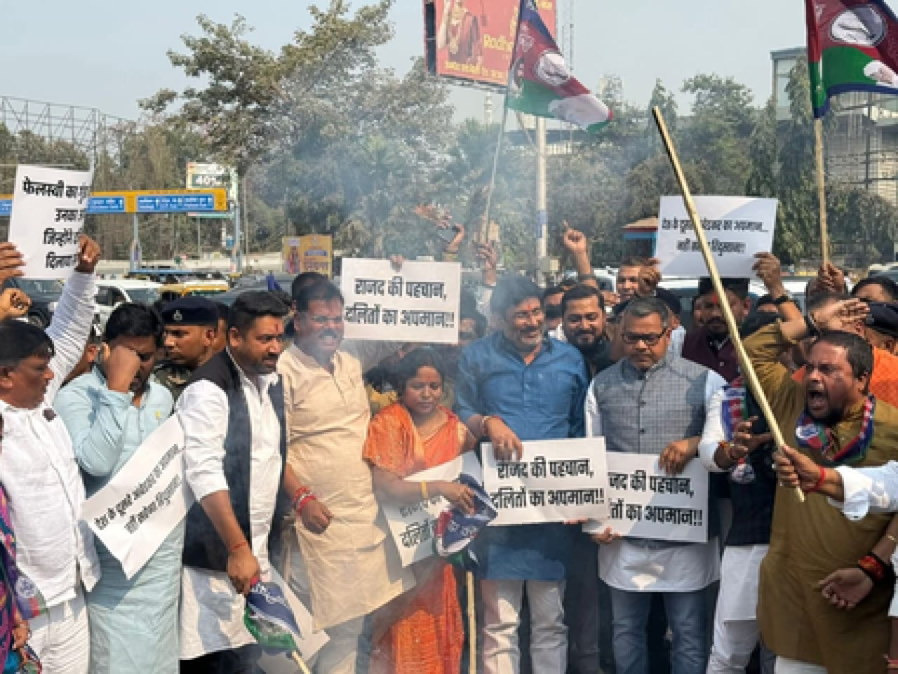 लोजपा कार्यकर्त्यांचा गोंधळ, तेजस्वी यादवचा पुतला जाळला
