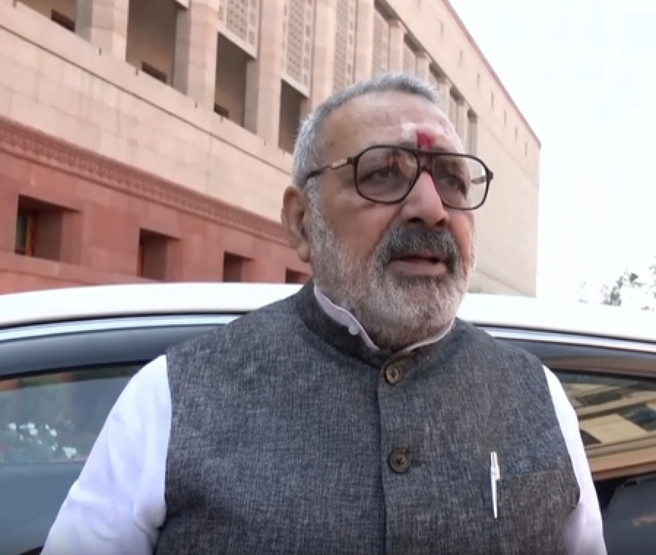 गिरिराज सिंहचा ओवैसीवर तिखट हल्ला, दो चेहरे असल्याचा आरोप