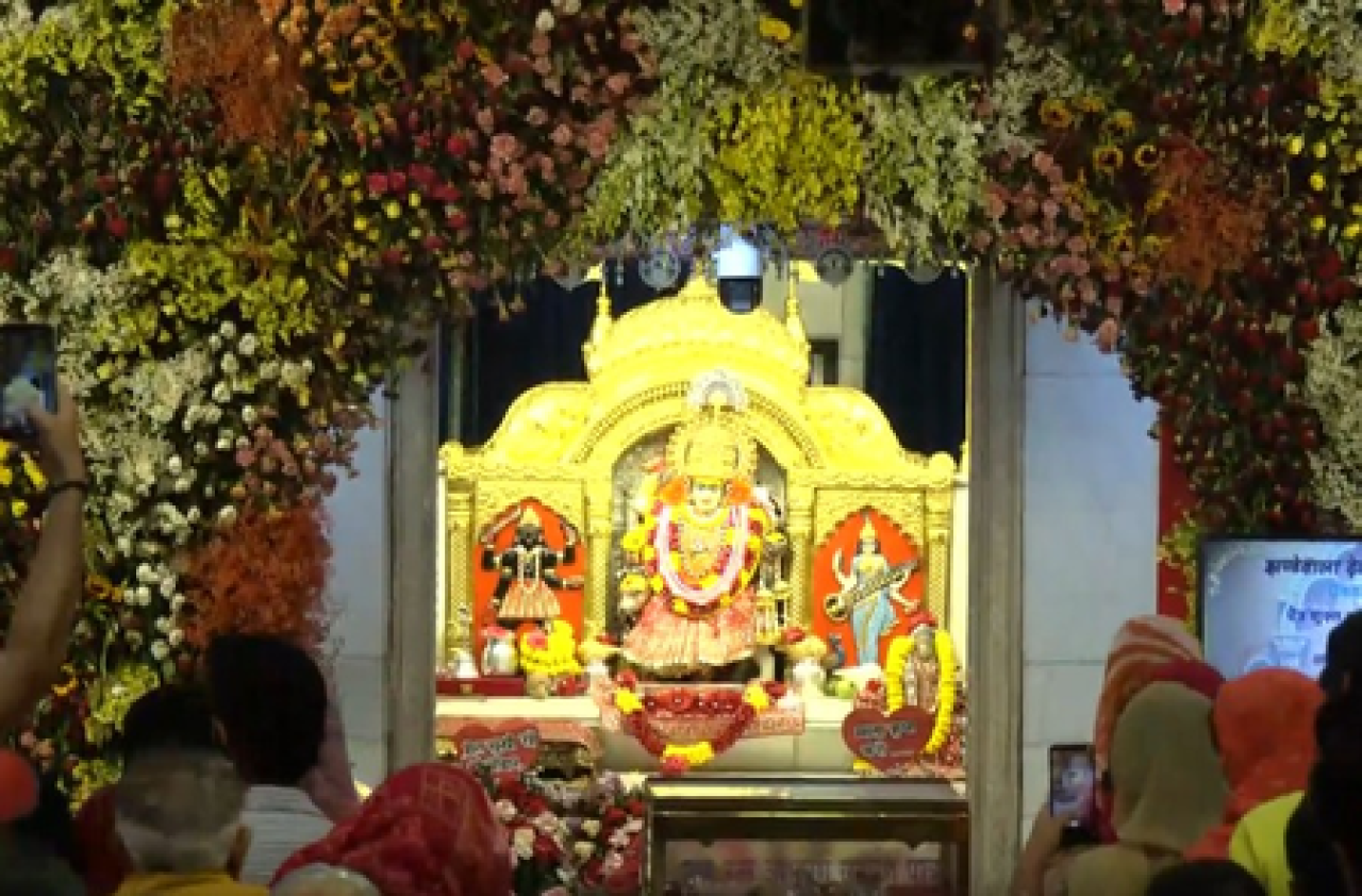 चैत्र नवरात्रीत भक्तांची गर्दी, दिल्लीच्या मंदिरांमध्ये भक्ति रंगली