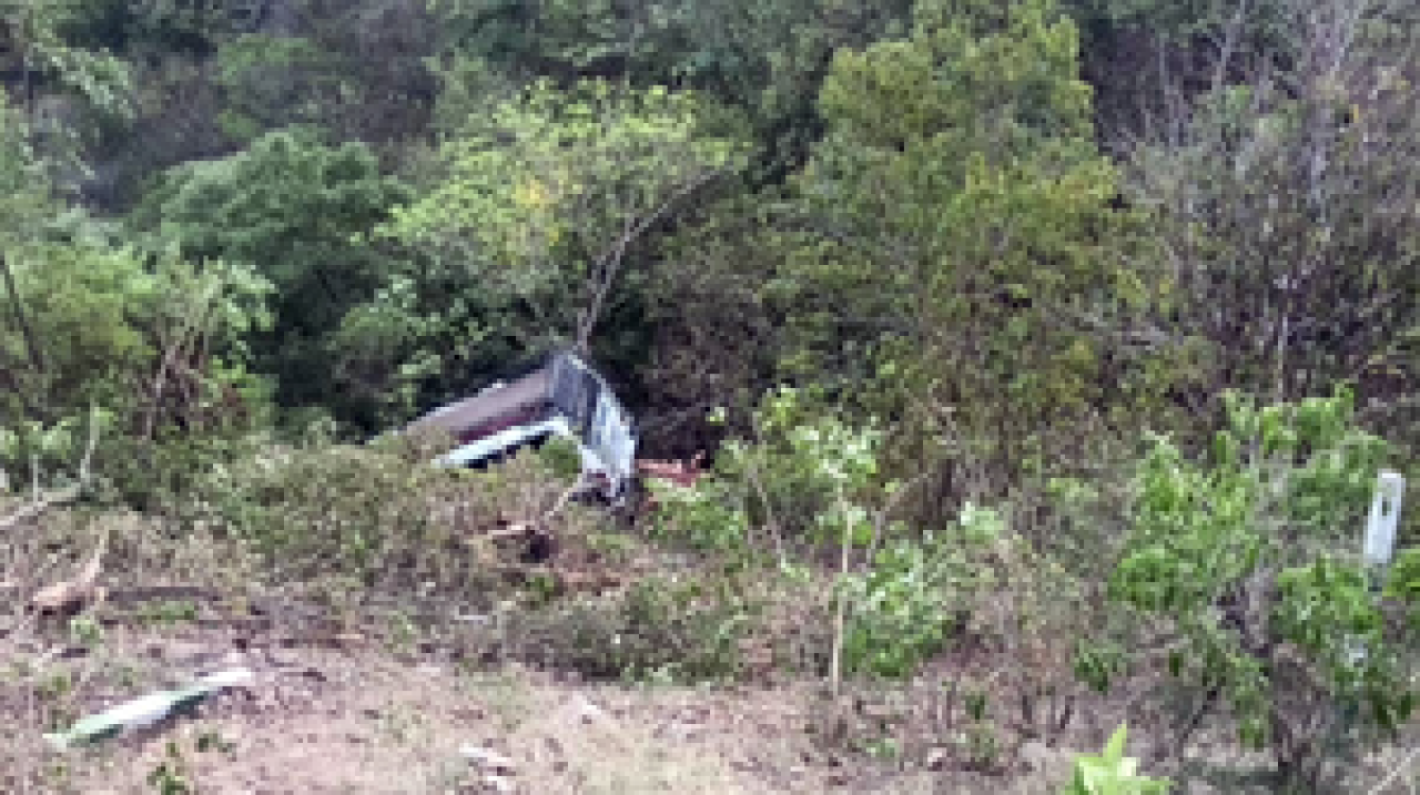 छत्तीसगढ़ात पिकअप ट्रक 15 फीट खोलात कोसळला, 10 जण जखमी