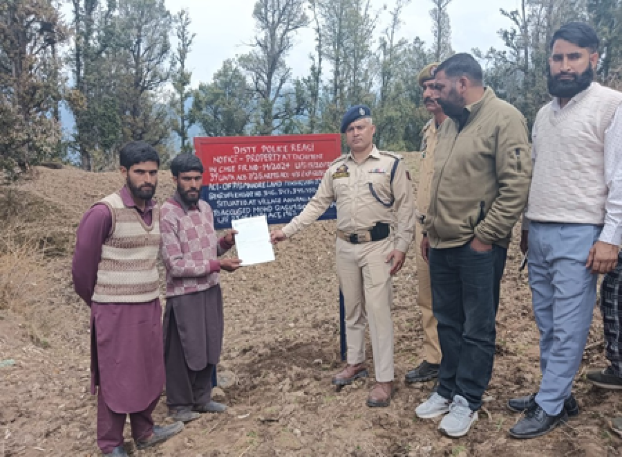 जम्मू-कश्मीर: रियासी पोलिसांनी लश्कर-ए-तैयबा संबंधित आतंकवादीची संपत्ती जप्त केली