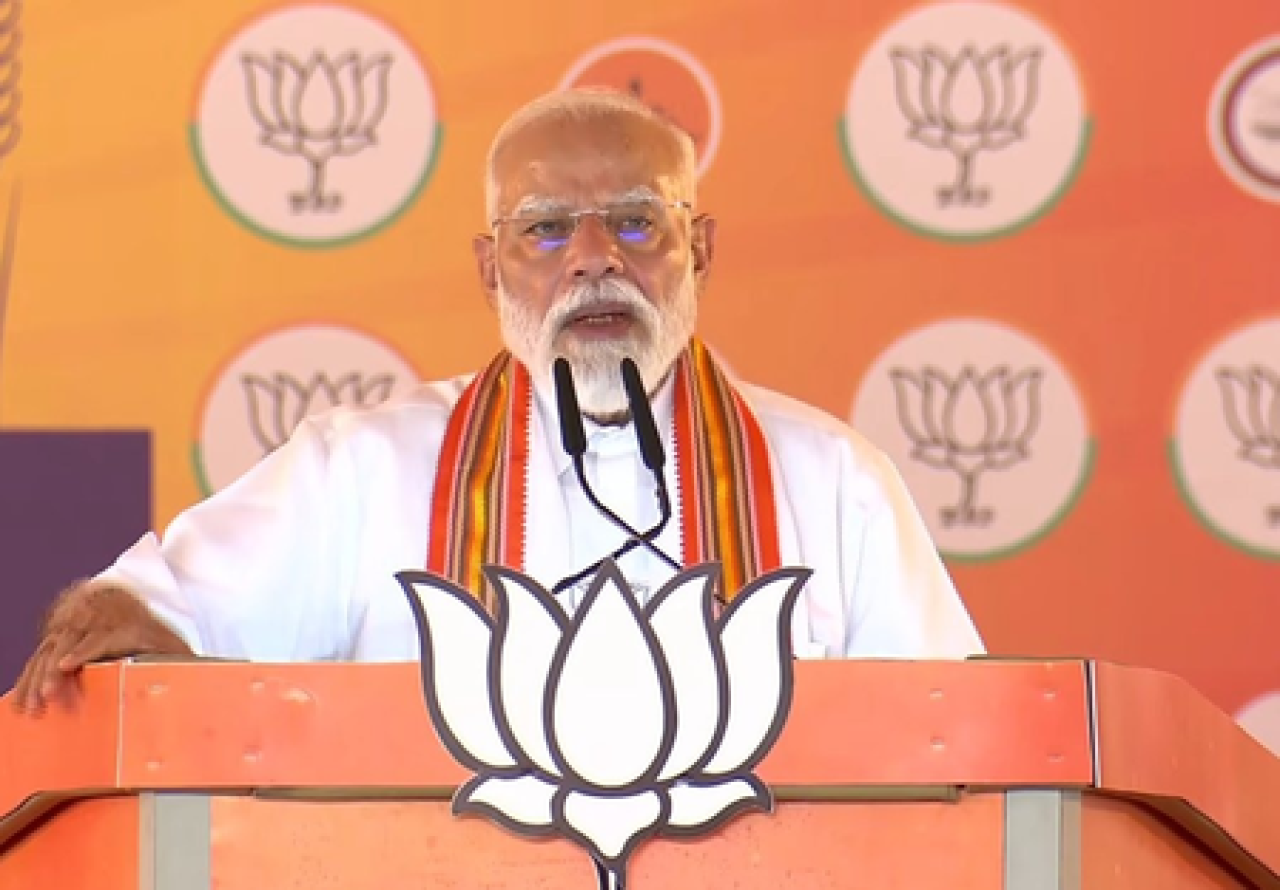 पीएम मोदींचा पलक्कडमध्ये पारंपरिक मुंडू परिधानात आगमन