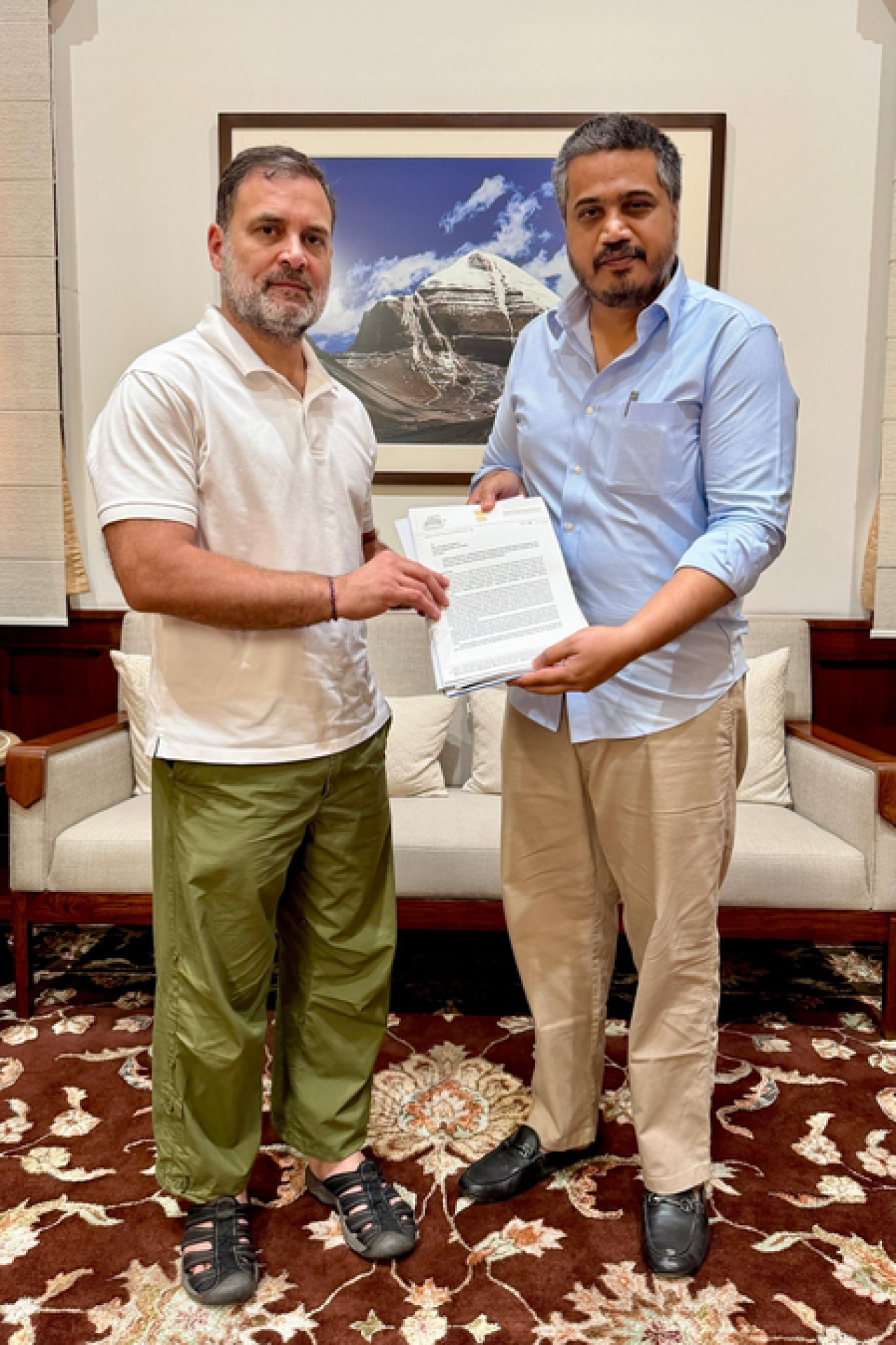 बारामती विमान अपघात: रोहित पवारांची राहुल गांधींना भेट, निष्पक्ष चौकशीची मागणी