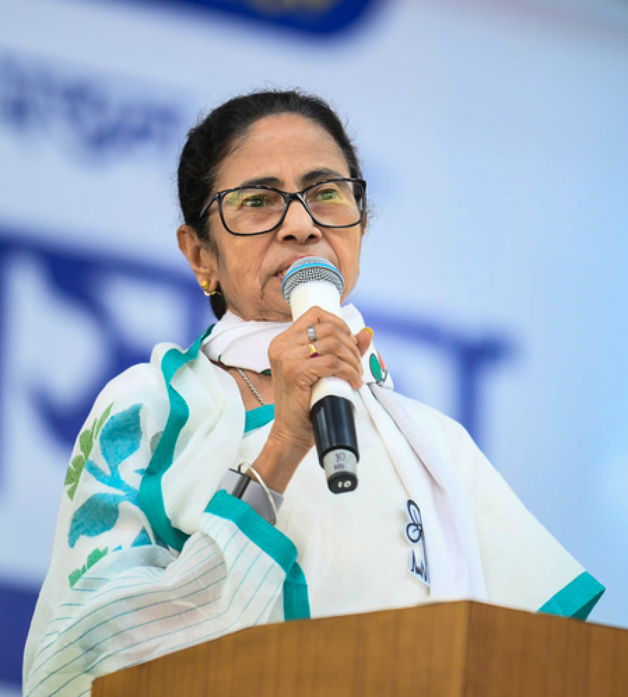 ममता बनर्जीने आयएएस आणि आयपीएस अधिकाऱ्यांच्या बदल्यांवर आयोगावर टीका केली