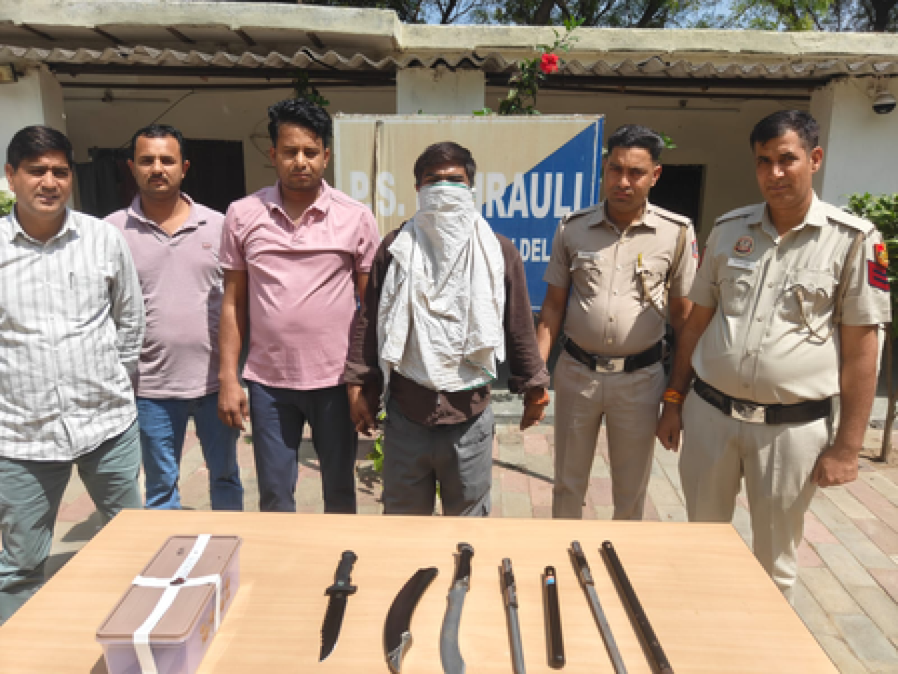 महरौलीमध्ये दिल्ली पोलिसांनी गुन्हेगाराला धरले, शस्त्रसाठा जप्त महरौलीमध्ये दिल्ली पोलिसांनी गुन्हेगाराला धरले, शस्त्रसाठा जप्त