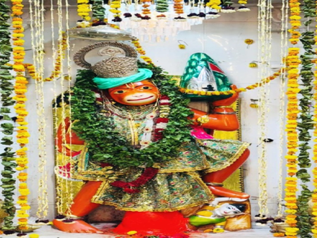 हनुमान जयंतीवर प्रसिद्ध मंदिरांमध्ये कृपा मिळवा
