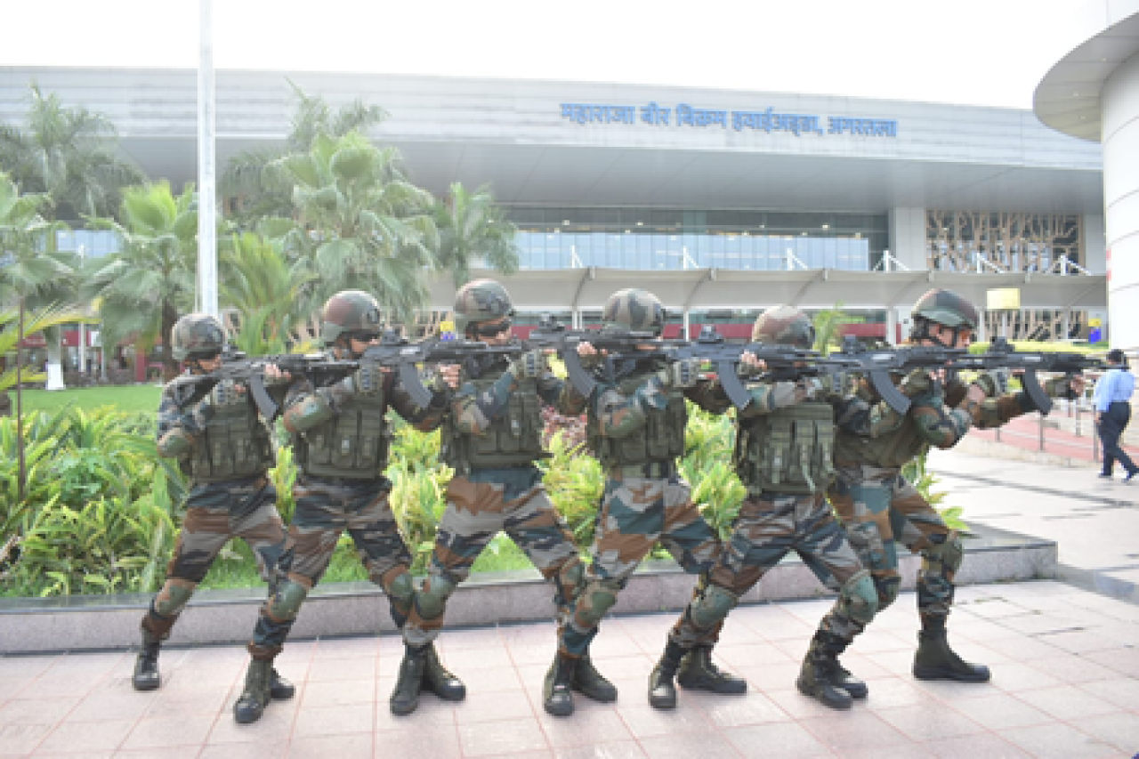अगरतला विमानतळावर असम राइफल्स आणि सीआयएसएफचा संयुक्त प्रशिक्षण अभ्यास