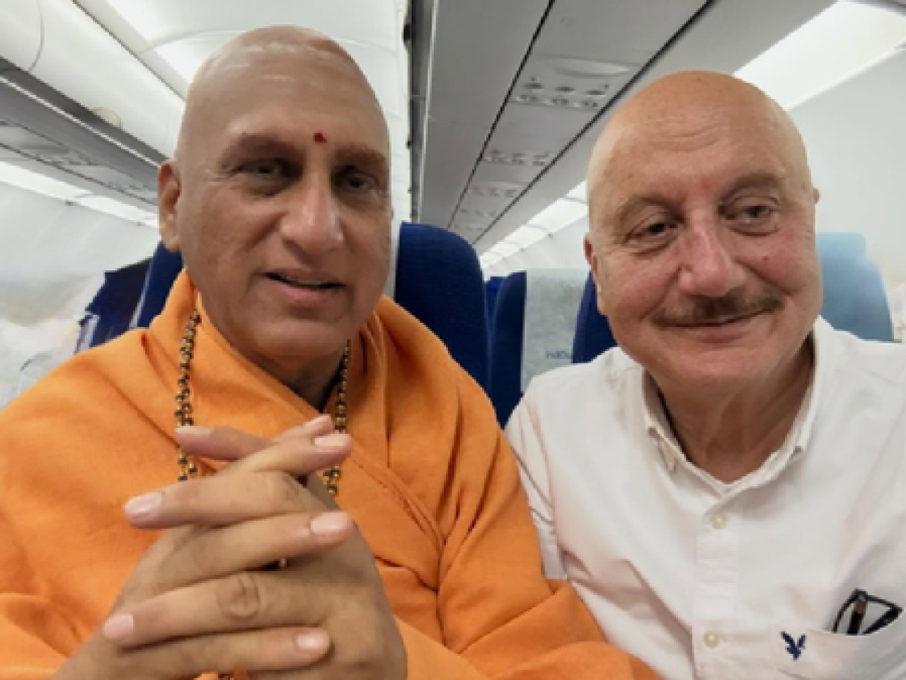 अनुपम खेरने आचार्य अवधेशानंद जी महाराज यांच्यासोबत कश्मीरच्या मंदिरांवर चर्चा केली