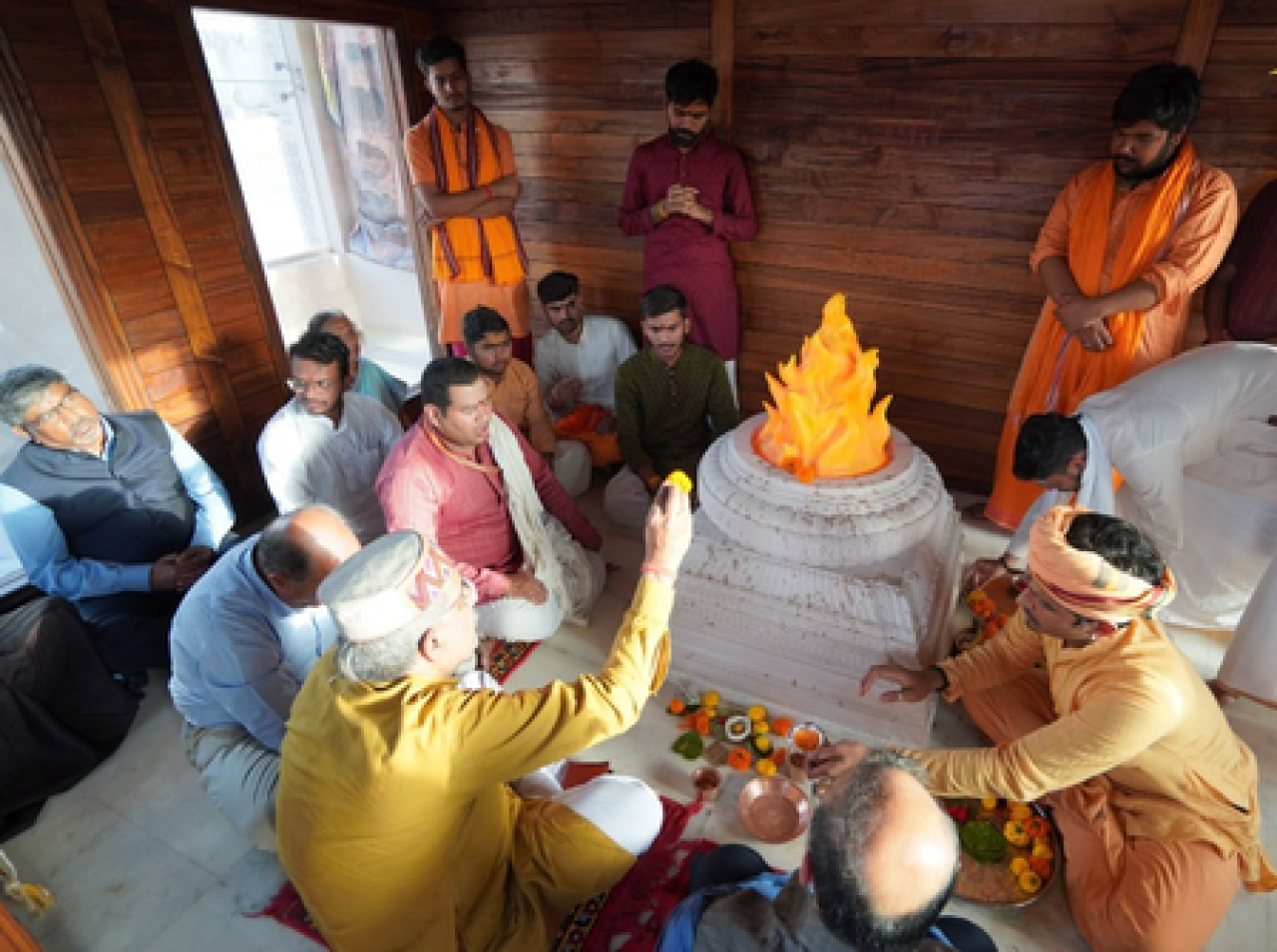 अयोध्येत रामललाच्या अस्थायी स्थळावर पवित्र ज्योतीची स्थापना