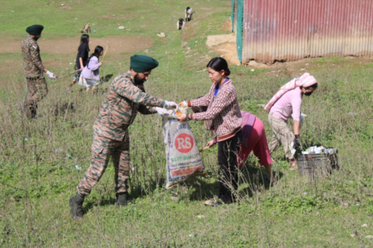 अरुणाचलमध्ये सेना ने स्वच्छता अभियानाचे नेतृत्व केले अरुणाचलमध्ये सेना ने स्वच्छता अभियानाचे नेतृत्व केले