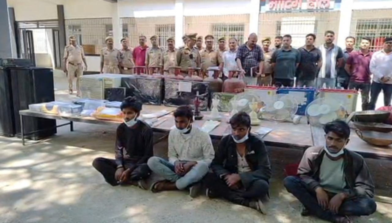इटावामध्ये चोरीच्या आरोपात चार जणांची अटक, शाळांना लक्ष्य बनवले इटावामध्ये चोरीच्या आरोपात चार जणांची अटक, शाळांना लक्ष्य बनवले