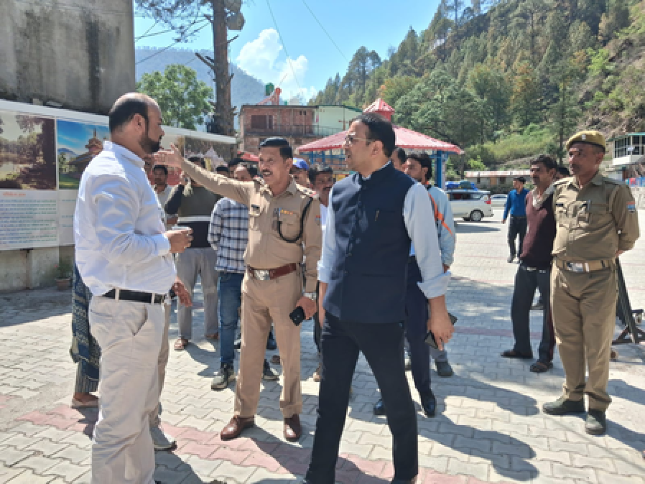 उत्तरकाशीमध्ये जिलाधिकारी प्रशांत आर्य यांचा 9 पिंक कियोस्कचा उद्घाटन