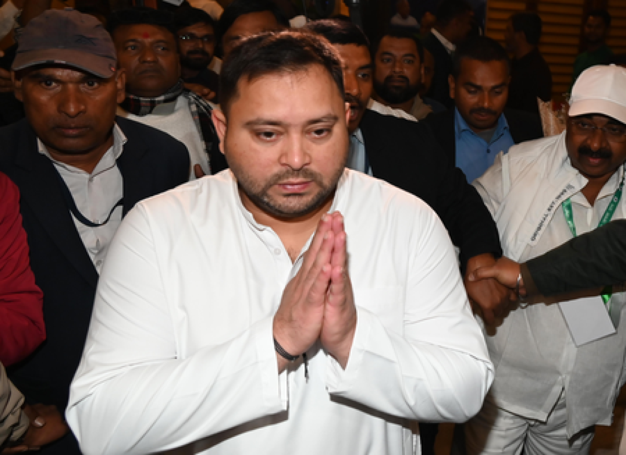 कटिहारमध्ये बस-ट्रक अपघातात १० जणांचा मृत्यू, तेजस्वी यादवचा शोक कटिहारमध्ये बस-ट्रक अपघातात १० जणांचा मृत्यू, तेजस्वी यादवचा शोक