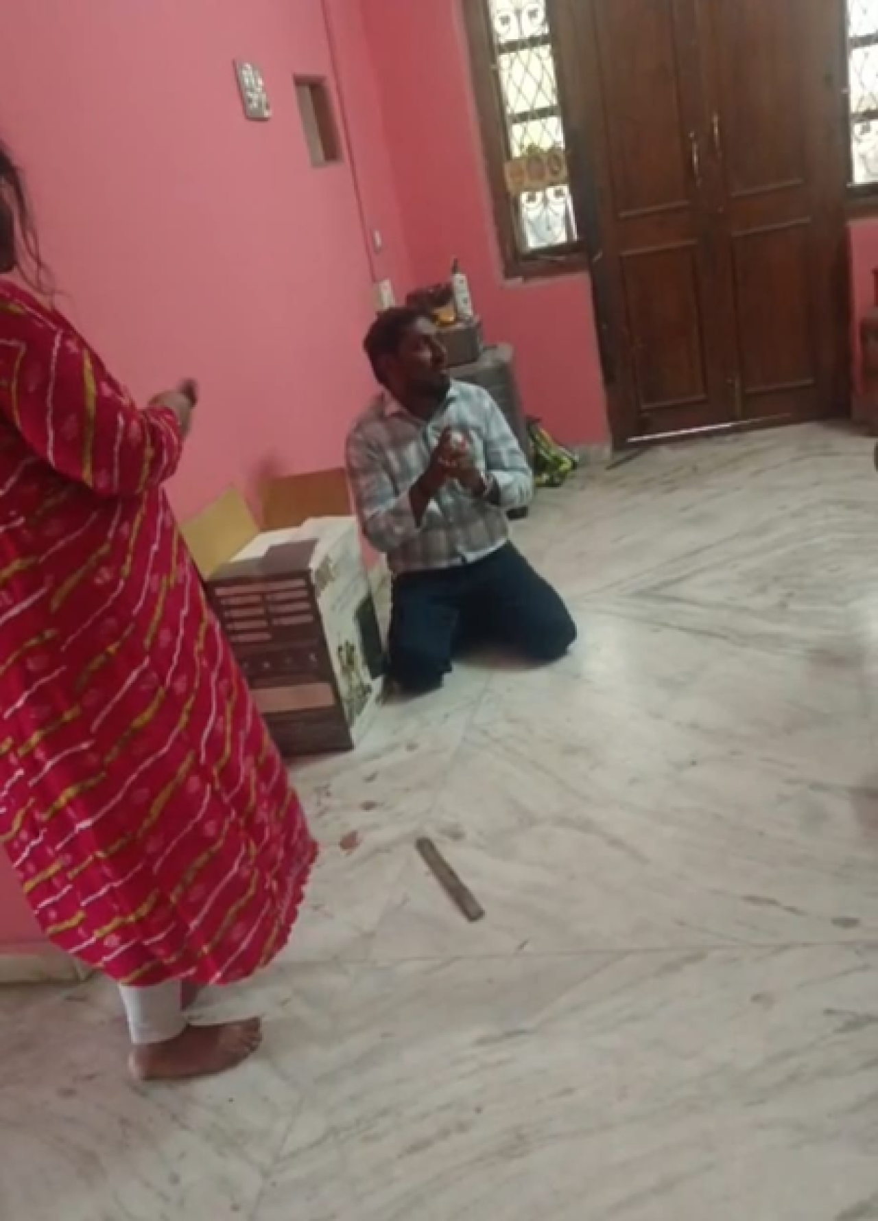 कर्नाटकमध्ये महिलेशी छेड़छाड़ केल्याच्या आरोपात युवकाची पिटाई