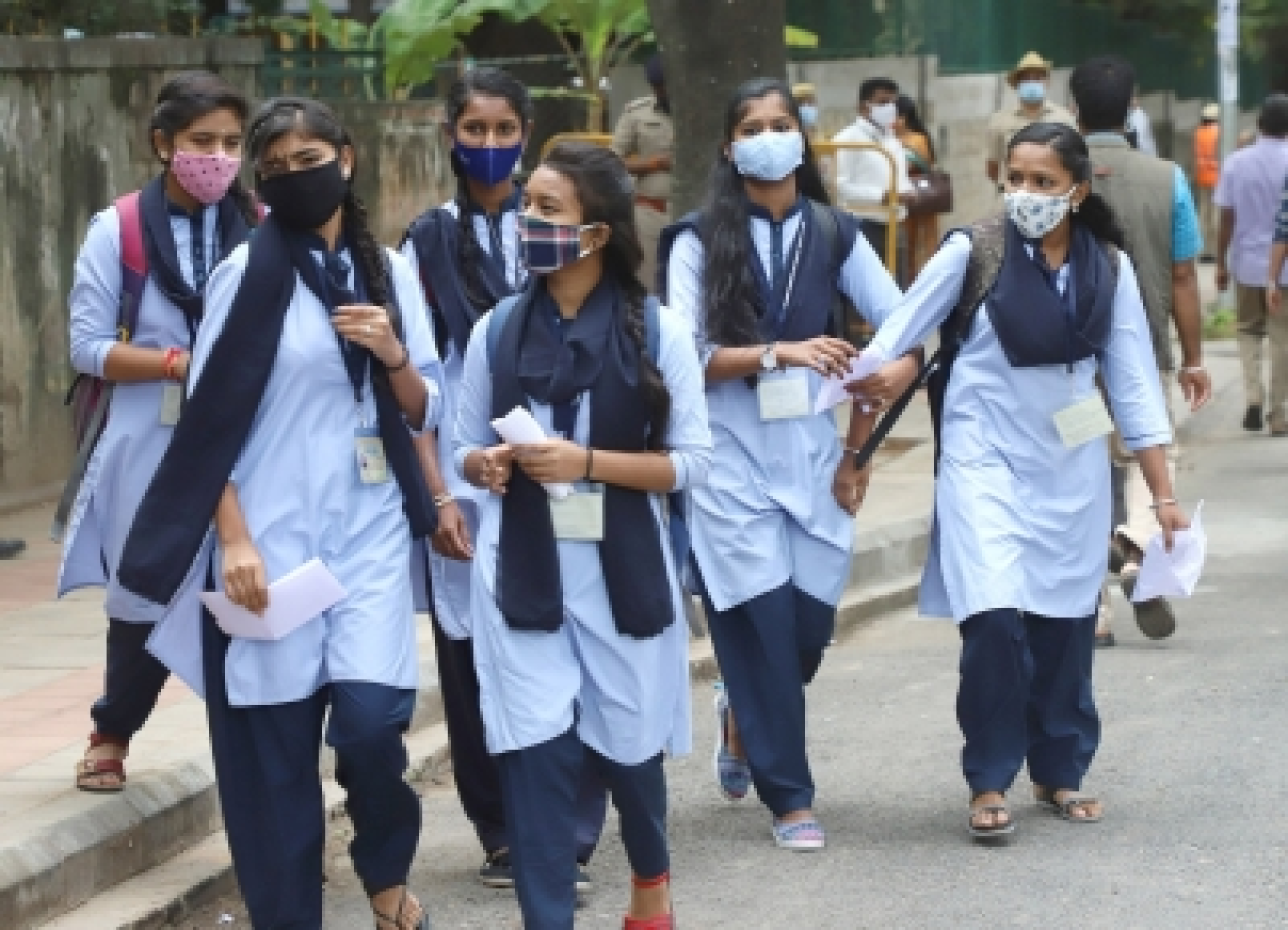 कर्नाटकमध्ये शाळांमध्ये अश्लील गाण्यांवर नृत्य करण्यास बंदी कर्नाटकमध्ये शाळांमध्ये अश्लील गाण्यांवर नृत्य करण्यास बंदी