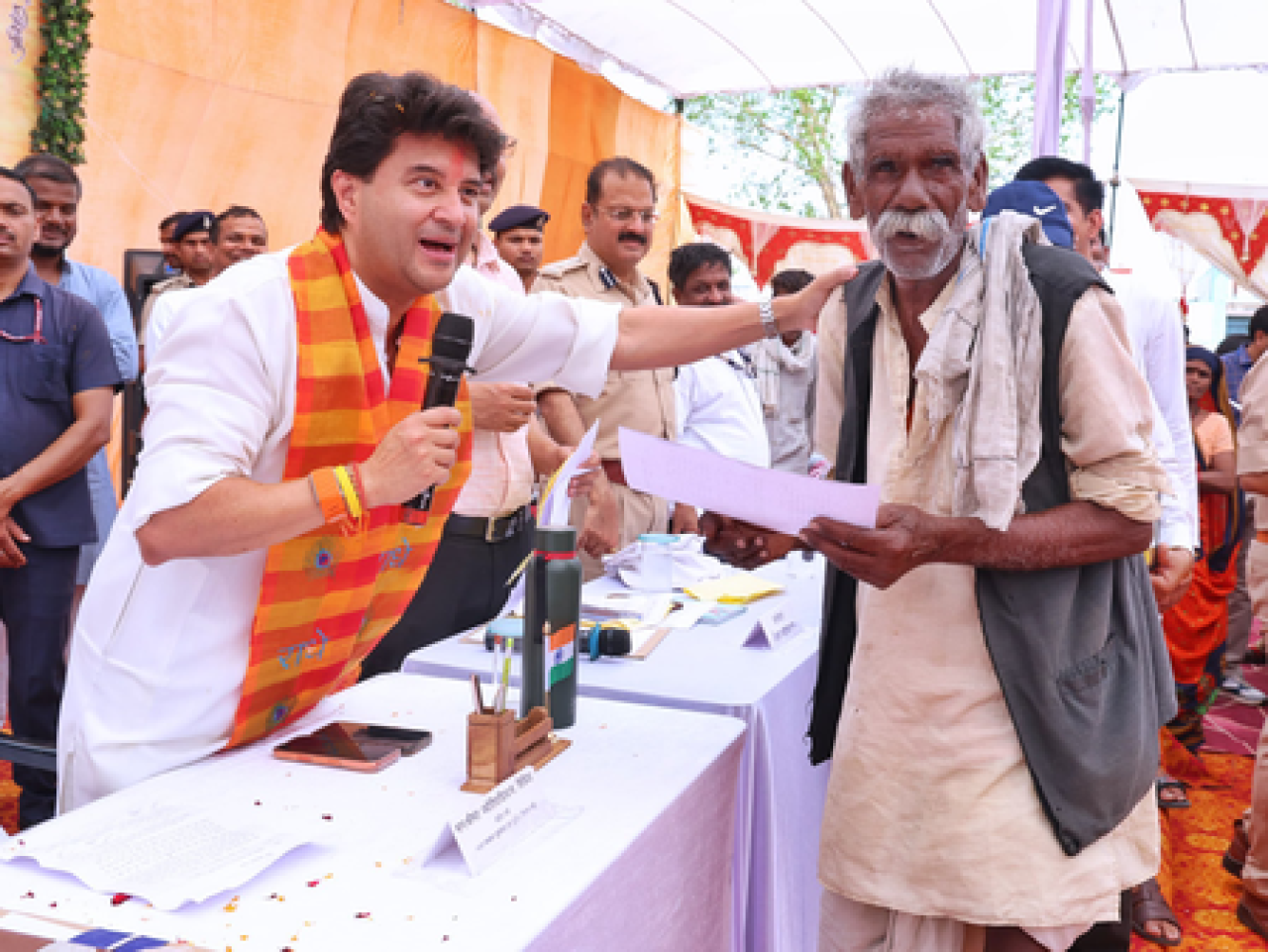 केंद्रीय मंत्री ज्योतिरादित्य सिंधिया यांनी ग्रामीणांच्या 238 प्रकरणांचे निपटारा केला