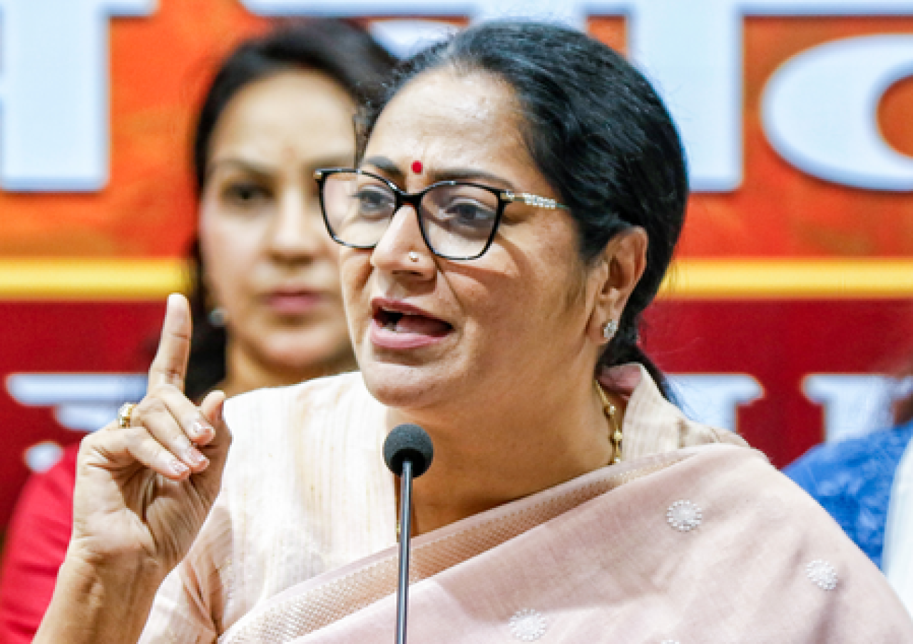 केजरीवालच्या चालबाजीवर दिल्लीच्या सीएमने केली टीका केजरीवालच्या चालबाजीवर दिल्लीच्या सीएमने केली टीका