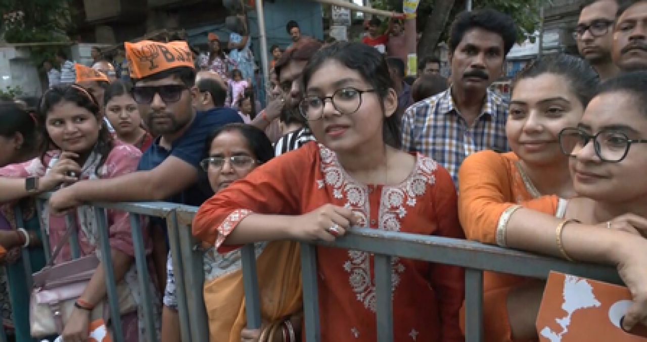 कोलकाता: पीएम मोदीच्या रोड शोमध्ये जनसागर, महिलांचा विश्वास भाजपावर कोलकाता: पीएम मोदीच्या रोड शोमध्ये जनसागर, महिलांचा विश्वास भाजपावर