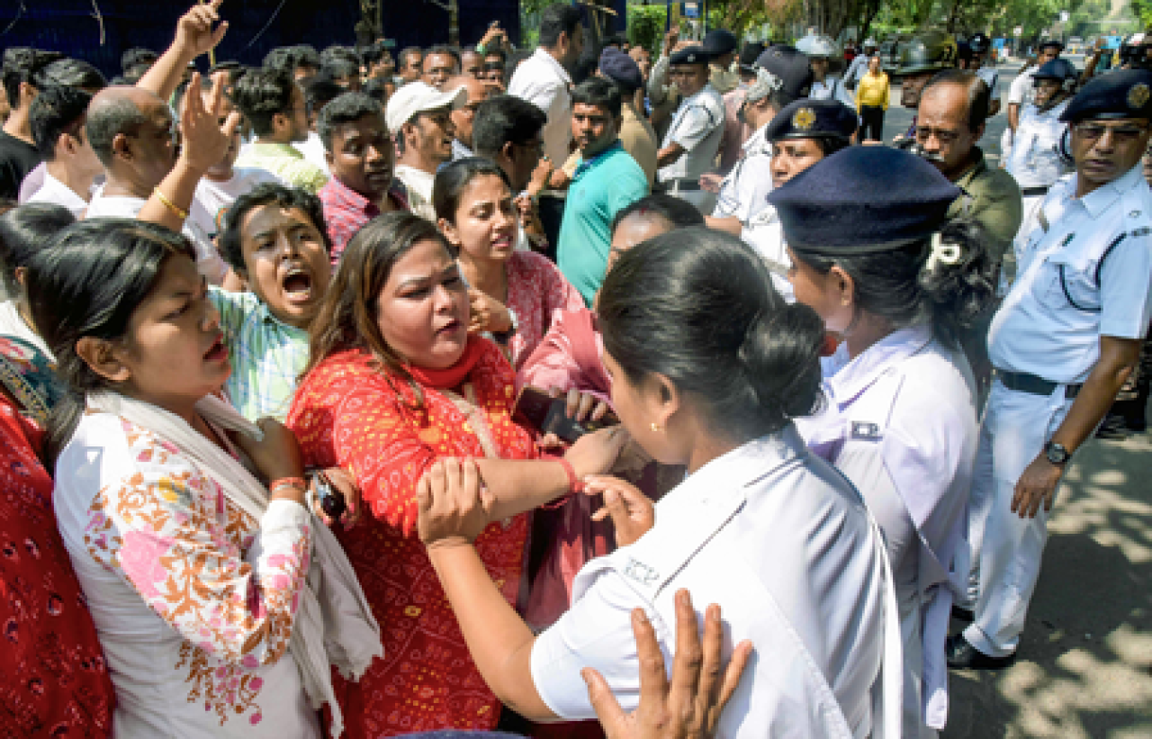 कोलकाता: सीईओ कार्यालयाजवळ निषेधाज्ञा लागू, विरोध प्रदर्शन सुरूच