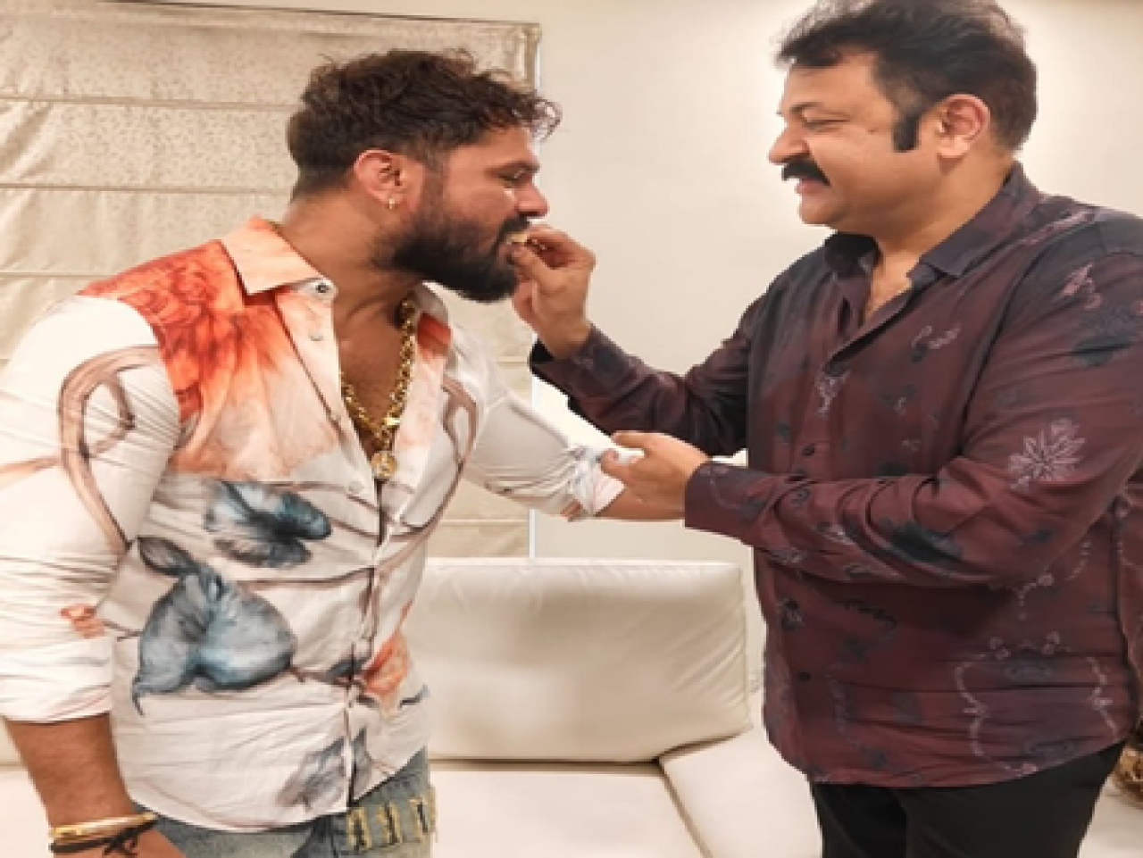 खेसारी लाल यादवने जी. कृष्णकुमार यांना एनएफडीसी अध्यक्षपदाची शुभेच्छा दिली खेसारी लाल यादवने जी. कृष्णकुमार यांना एनएफडीसी अध्यक्षपदाची शुभेच्छा दिली