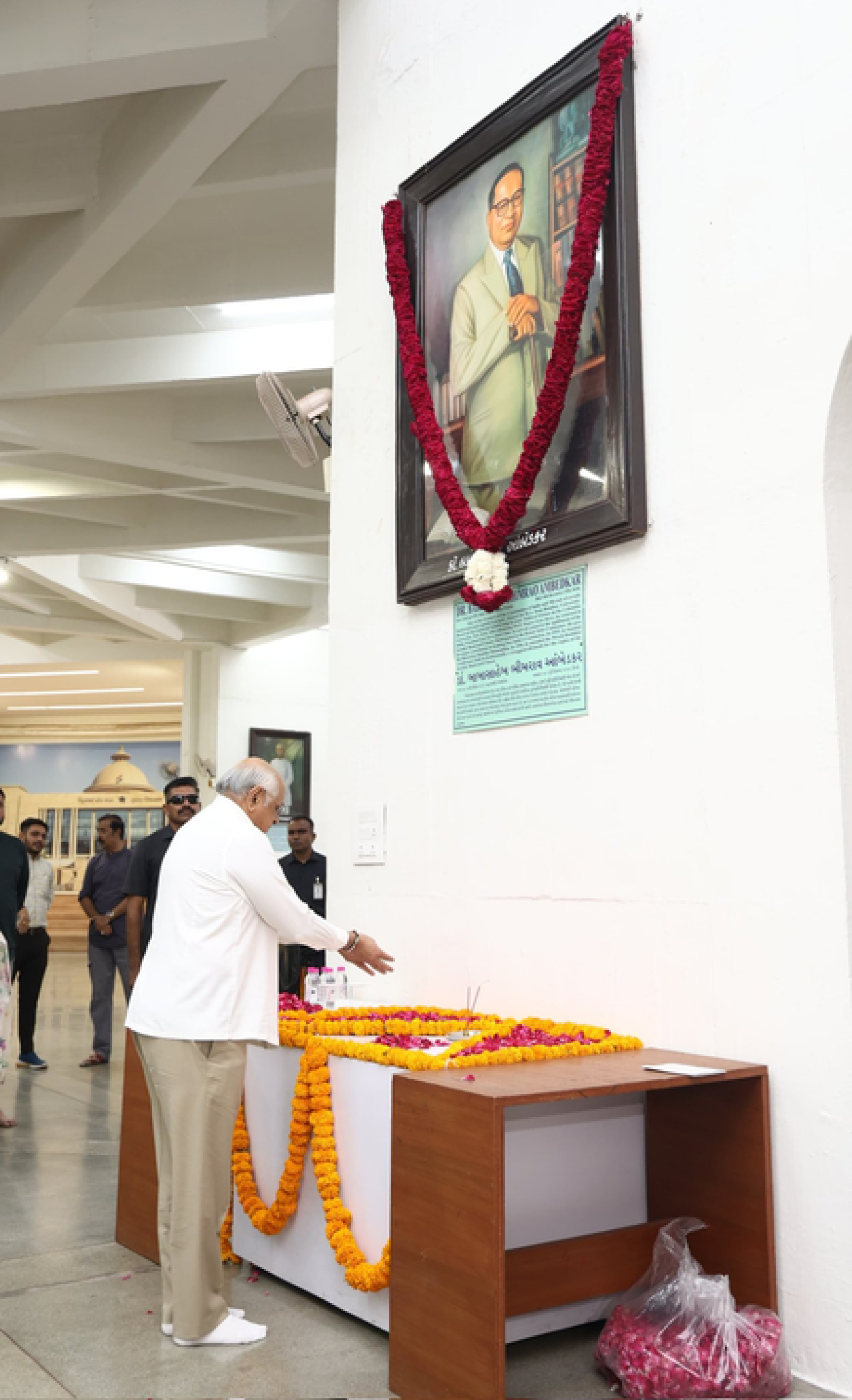 गुजरातमध्ये मुख्यमंत्री भूपेंद्र पटेल यांची अंबेडकर जयंतीस श्रद्धांजलि