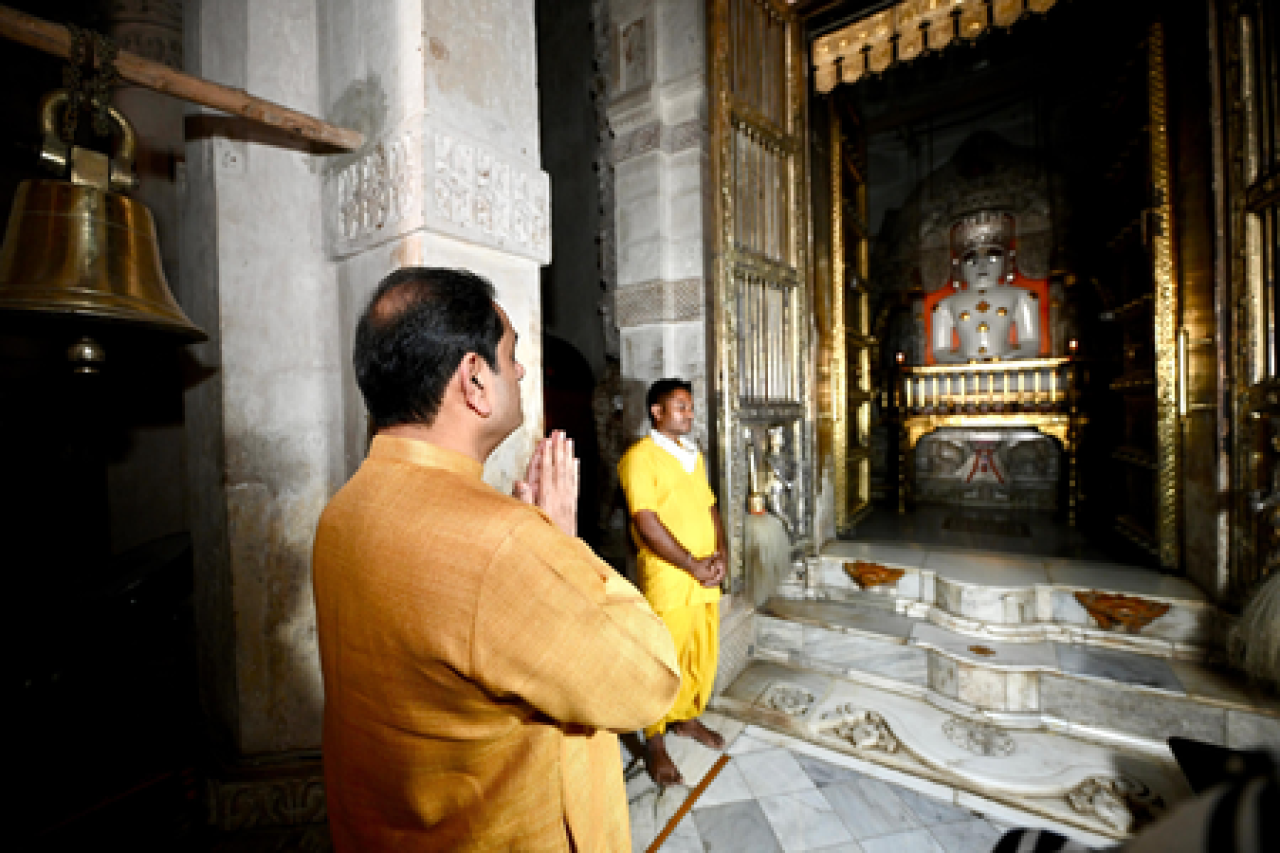 गौतम अदाणीने अक्षय तृतीया निमित्त तरंगा जैन मंदिरात पूजा केली