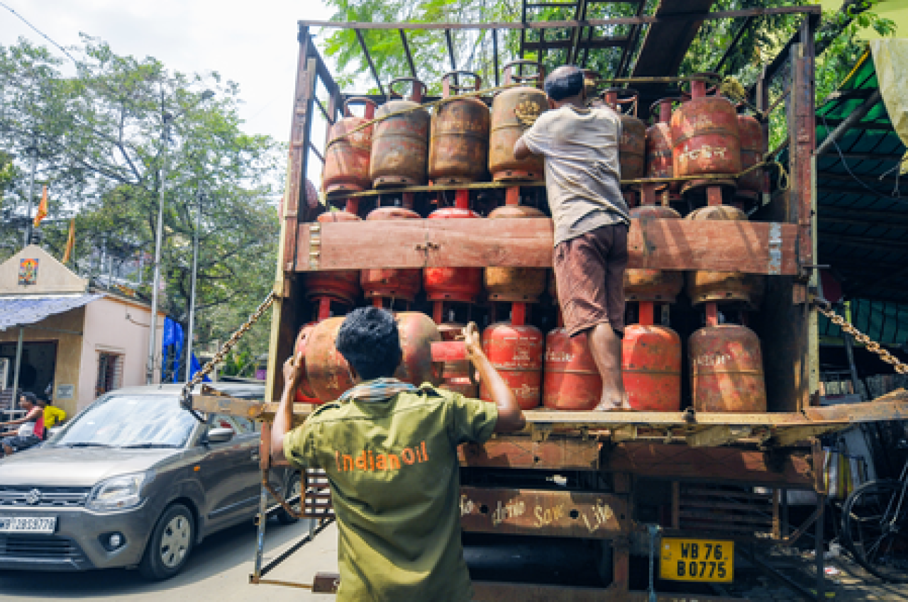 घरेलू एलपीजी आपूर्ति सामान्य, 4.58 लाख नवीन पीएनजी कनेक्शन सुरू