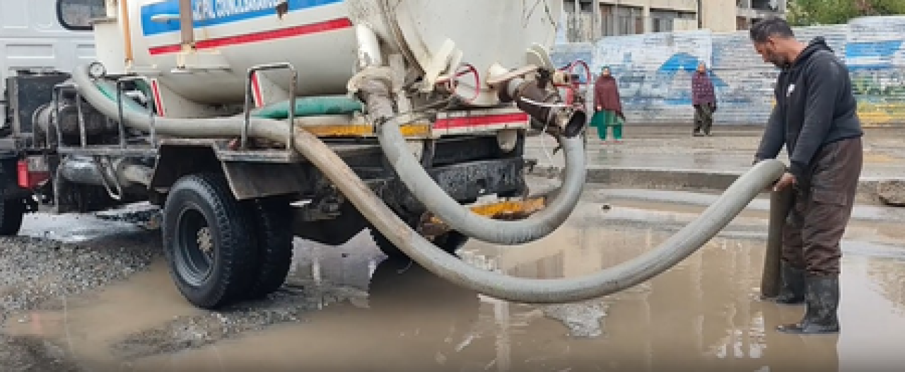 जम्मू-कश्मीर: बारामूला मध्ये पावसामुळे जलभराव, नागरिकांना अडचणी