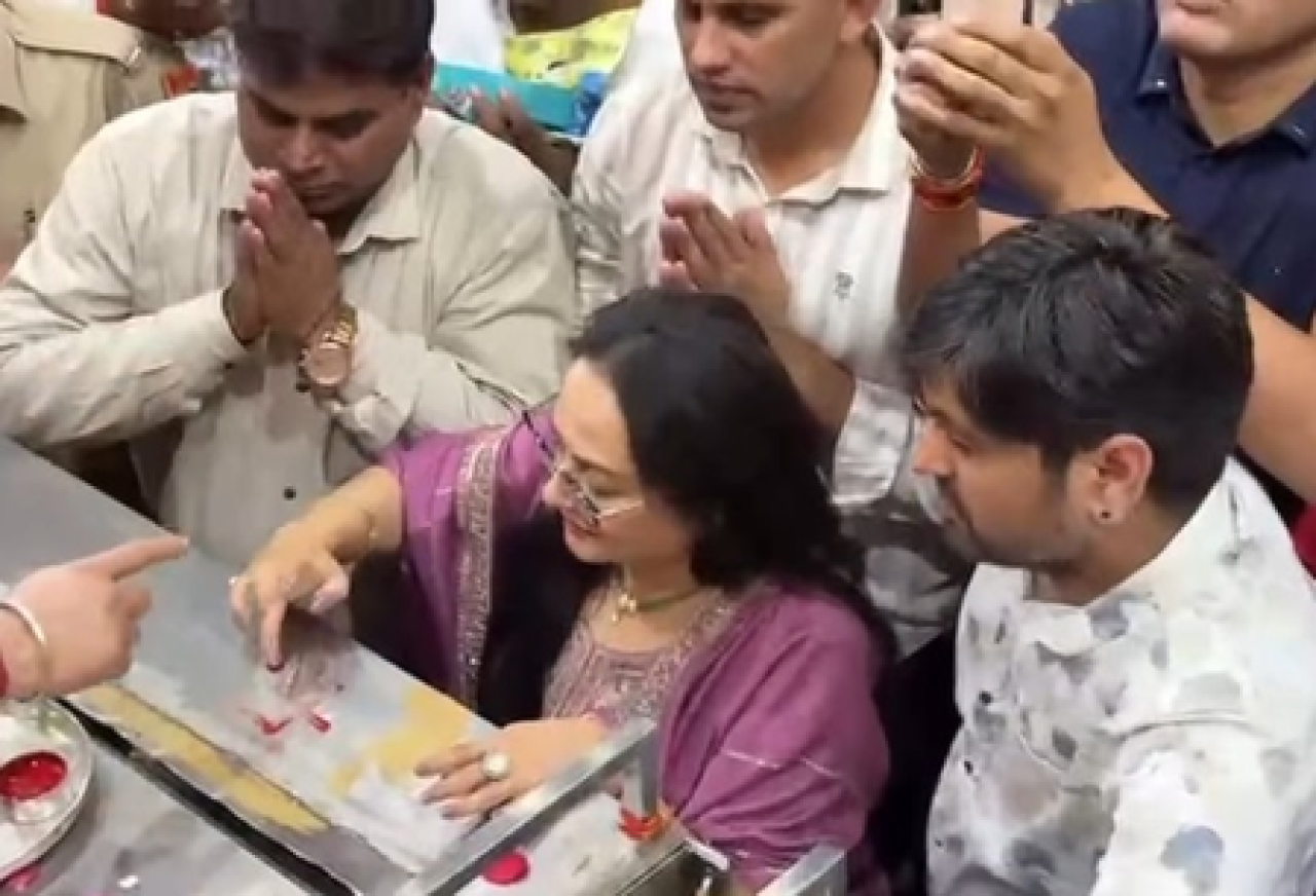 जया प्रदा खाटू श्याम मंदिरात भक्तीमध्ये लीन