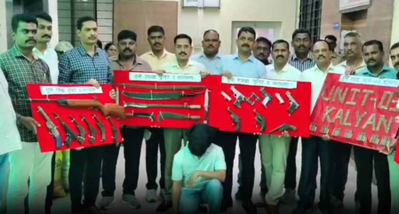 ठाण्यात अवैध शस्त्रांचा मोठा साठा जप्त, एक आरोपी अटक ठाण्यात अवैध शस्त्रांचा मोठा साठा जप्त, एक आरोपी अटक