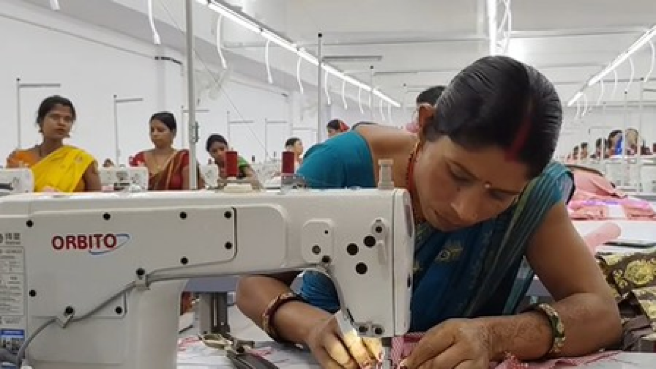 तेलंगाना सरकारने महिलांना स्वरोजगारासाठी सिलाई मशीन देण्याचा निर्णय घेतला