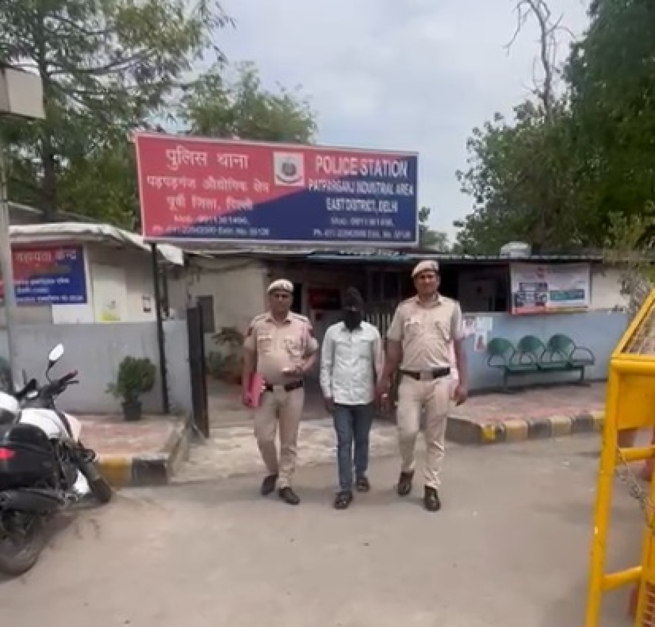 दिल्ली पोलिसांनी चाकू आणि चोरीचा फोनसह बदमाशाला पकडले