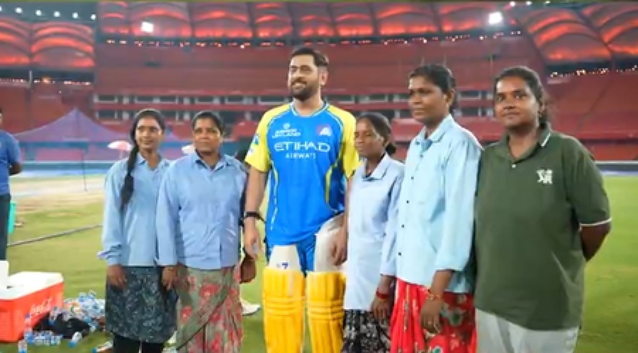 धोनीचा ग्राउंड्समैनसोबतचा अनोखा क्षण, फॅन्सच्या हृदयात घर केले धोनीचा ग्राउंड्समैनसोबतचा अनोखा क्षण, फॅन्सच्या हृदयात घर केले