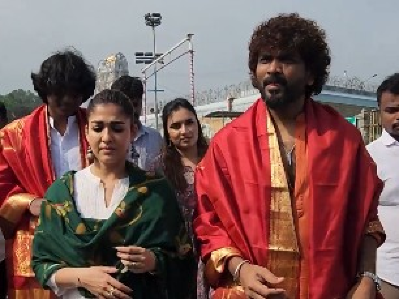 नयनतारा-विघ्नेशने वेंकटेश्वर मंदिरात केले दर्शन