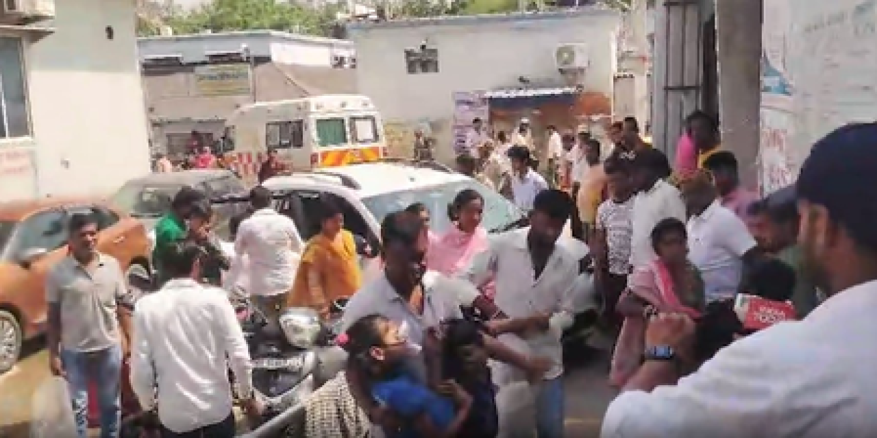 नवादामध्ये स्कूल वैन पलटल्याने एक मुलीचा मृत्यू, १२ विद्यार्थी जखमी