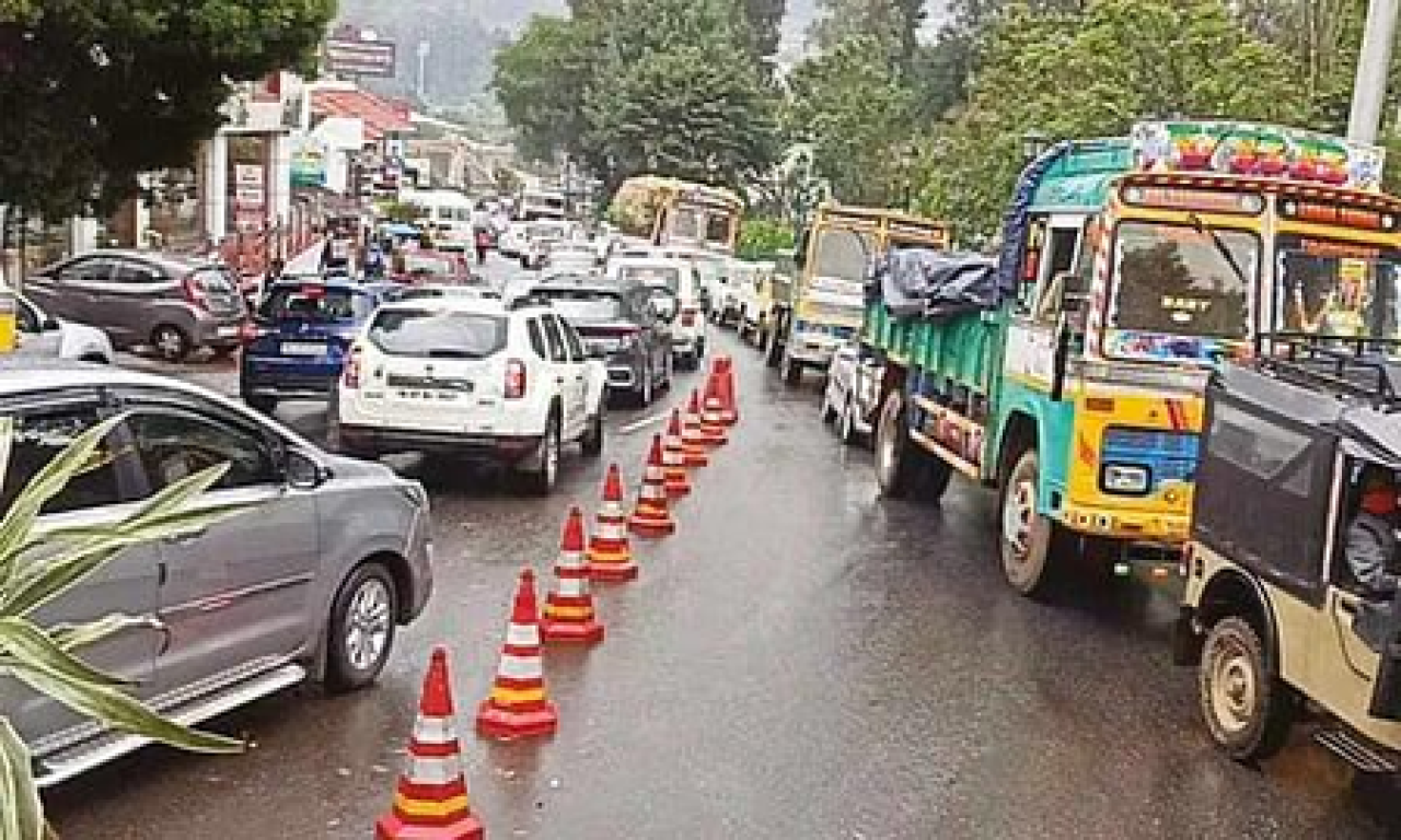 नीलगिरि मध्ये पर्यटकांची वाढती गर्दी, वाहतूक कोंडीची समस्या