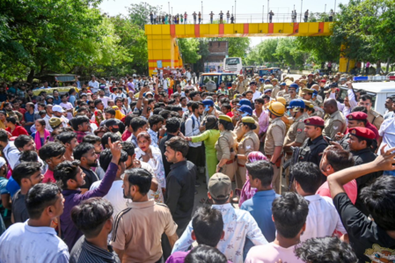 नोएडा में श्रमिक प्रदर्शनानंतर पोलिसांची कडक कारवाई