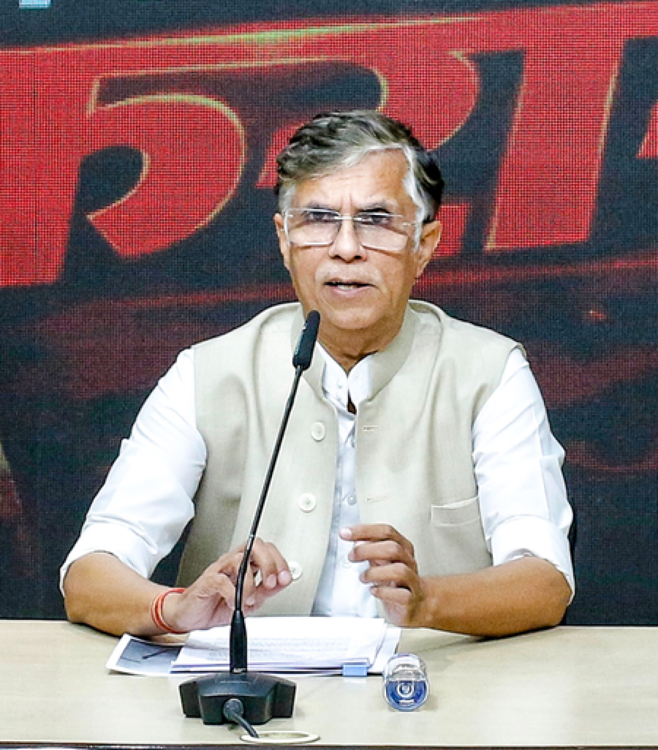 पवन खेड़ा यांना पासपोर्ट वादात एक आठवड्याची अंतरिम जामीन