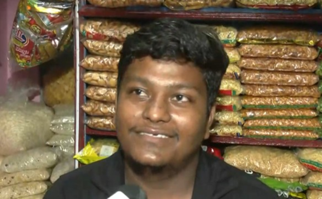 पीएम मोदींचा झारग्राममधील झालमुड़ीचा अनुभव पीएम मोदींचा झारग्राममधील झालमुड़ीचा अनुभव