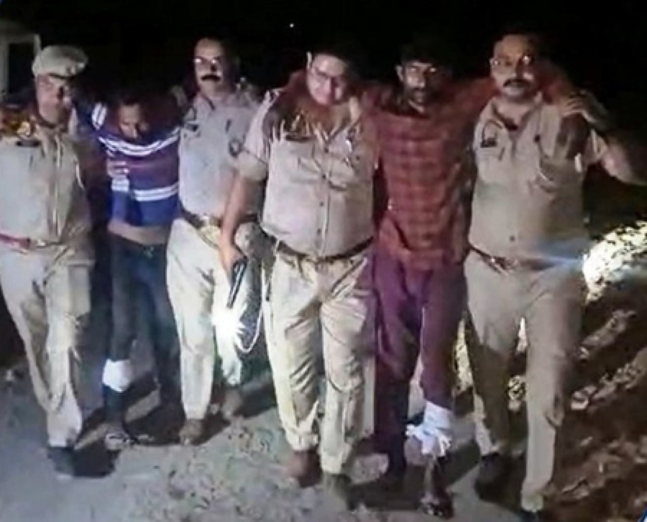 पीलीभीतमध्ये पोलिस आणि शिकाऱ्यांमध्ये मुठभेड़, दोन जखमी, तीन अटक
