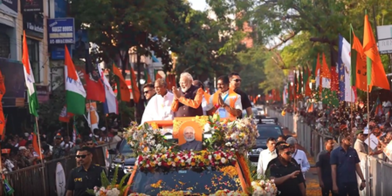 पुडुचेरीमध्ये पीएम मोदींच्या रोड शोवर लोकांची उत्साही प्रतिक्रिया