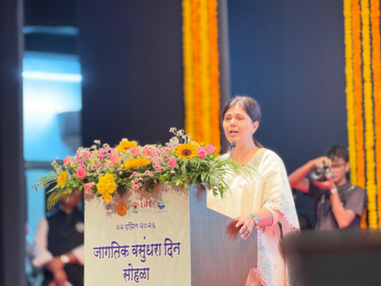 प्रत्येक नागरिकाने वसुंधरा रक्षक बनून पर्यावरणाची काळजी घ्या: पंकजा मुंडे
