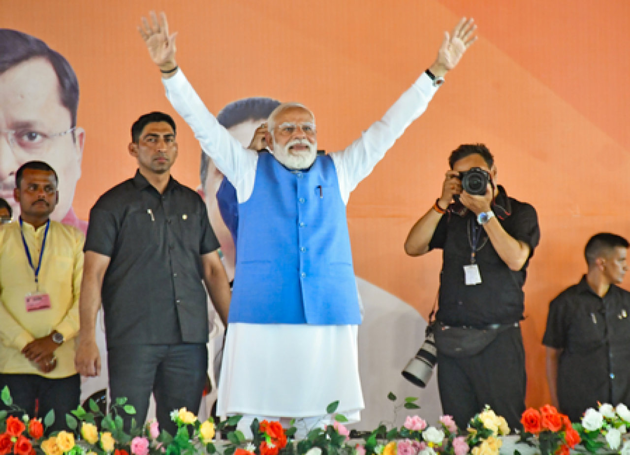 बंगाल निवडणूक: सिलीगुडीमध्ये मोदींचा भव्य रोड शो, ‘मोदी-मोदी’च्या घोषणा
