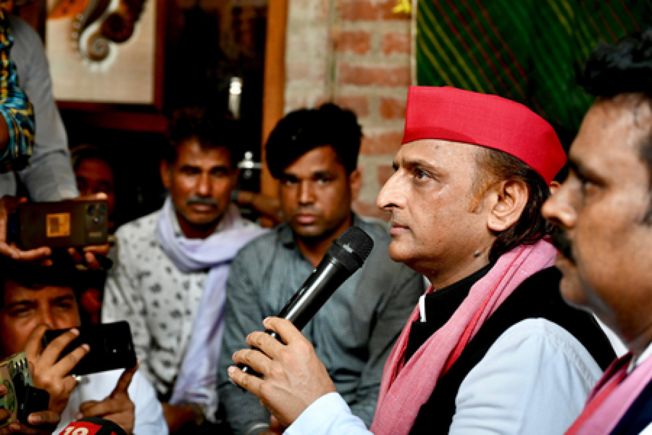 बंगालच्या निवडणुकीत ममता बनर्जीला ऐतिहासिक मत, अखिलेश यादवांचा विश्वास नाही