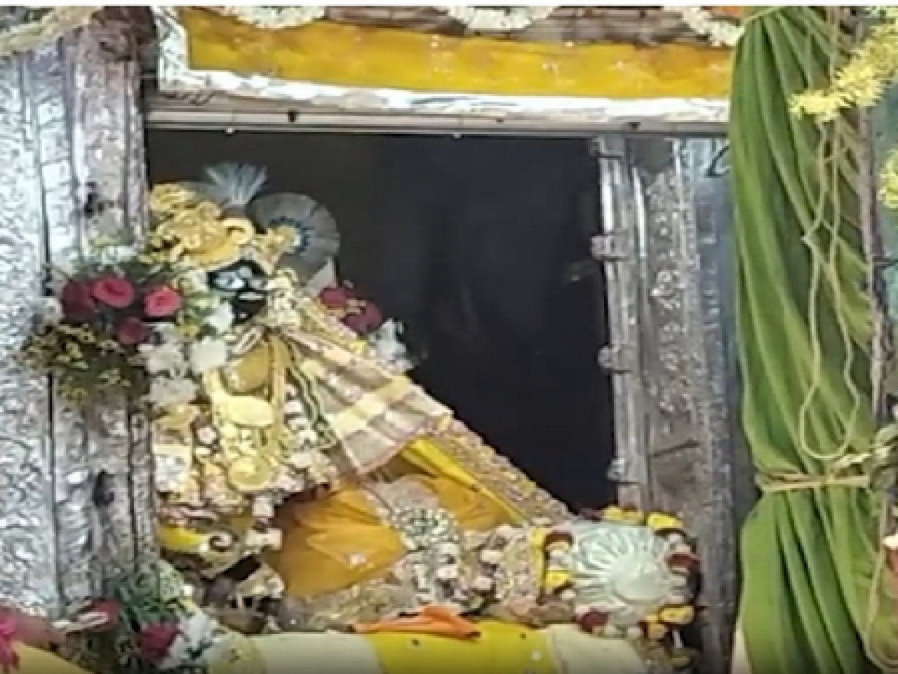 बांके बिहारी मंदिरात भक्तांची मोठी गर्दी, चरण दर्शनाचा आनंद