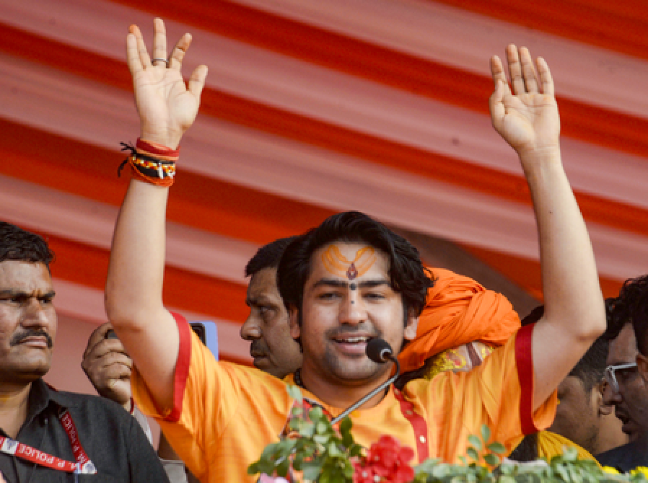 बागेश्वर बाबा यांच्या टिप्पणीवरून शिवाजीवर वाद; मुख्यमंत्री फडणवीस यांनी नकार दिला
