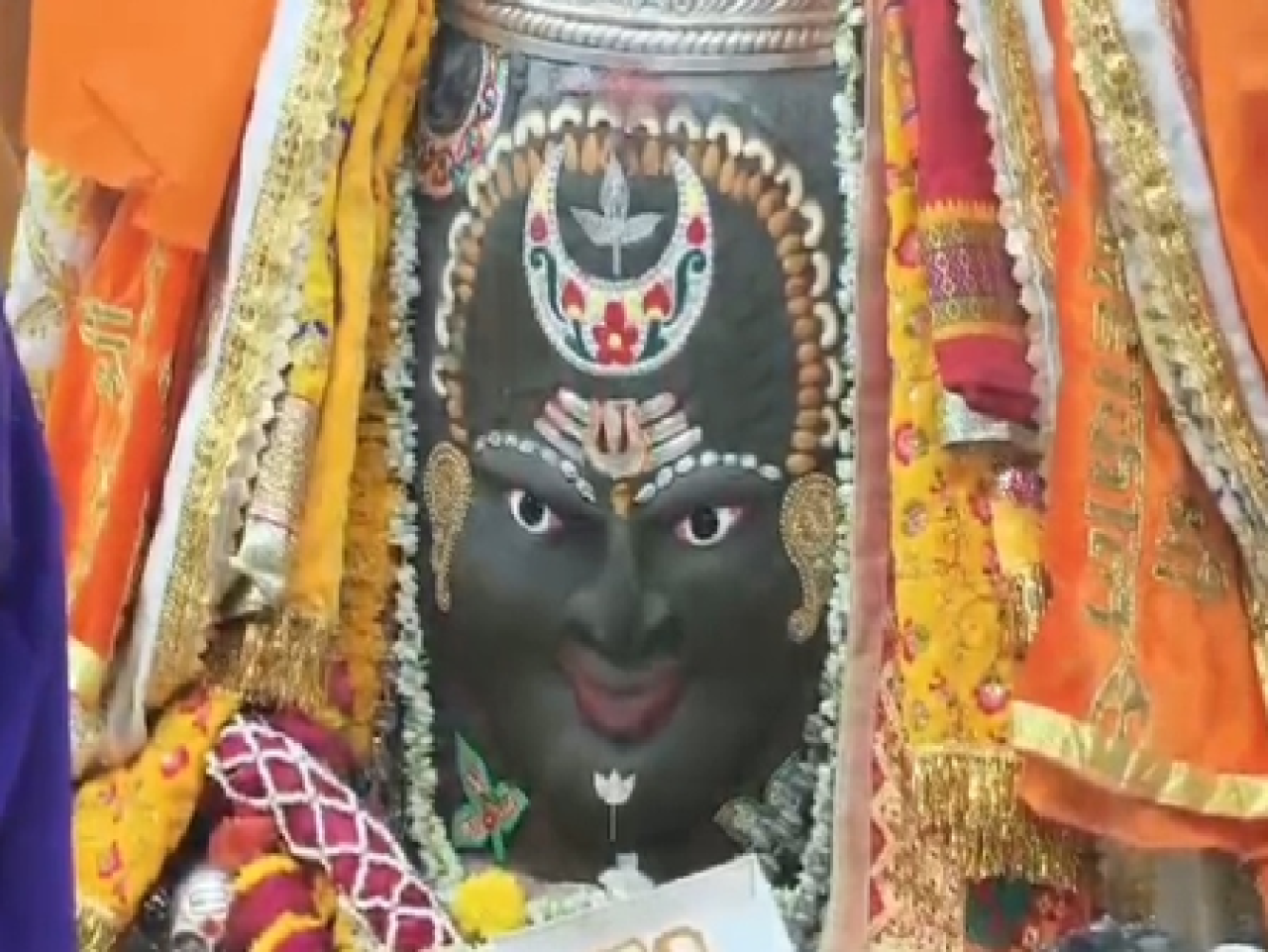 बाबा महाकालाचे दर्शन घेण्यासाठी भक्तांची मोठी गर्दी