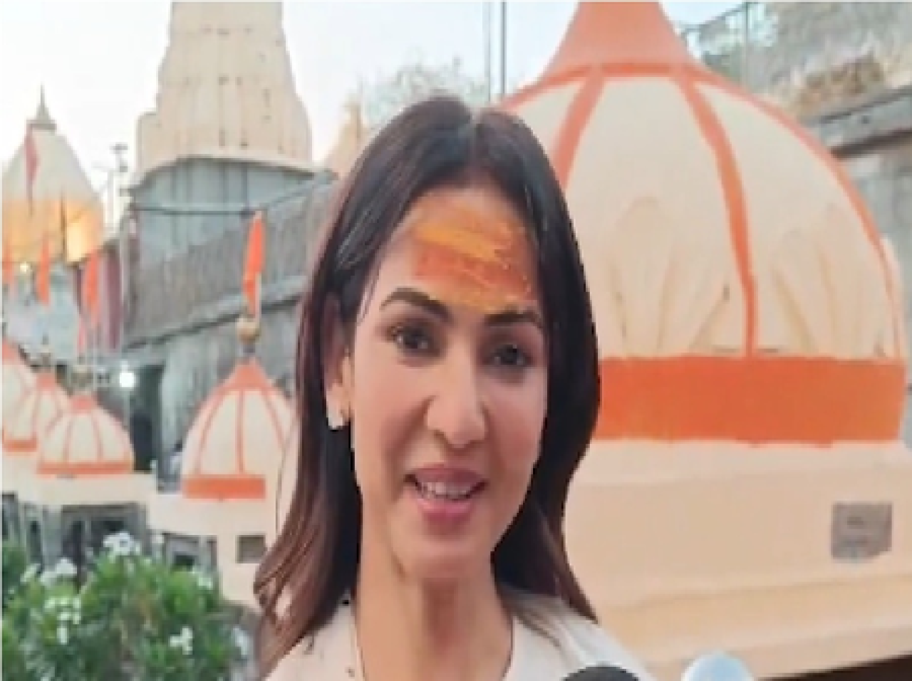 बाबा महाकालाचे दिव्य दर्शन, सोनल चौहानने घेतले आराधना