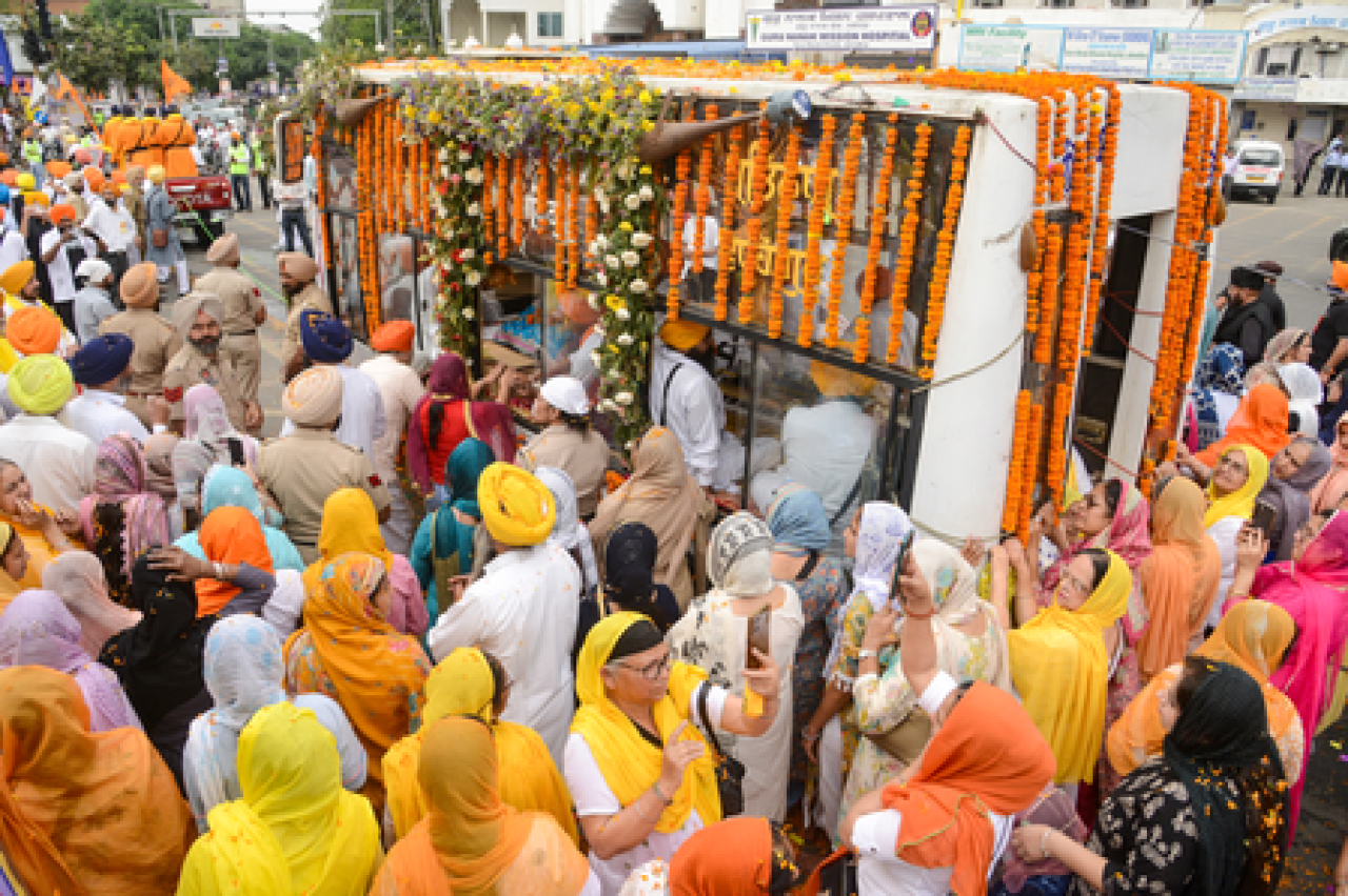 बैसाखीच्या पावन दिवशी स्वर्ण मंदिरात भक्तांची मोठी गर्दी