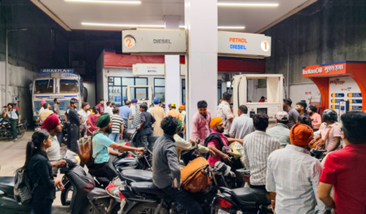 भारतात इंधनाच्या किमती स्थिर, इतर देशांमध्ये वाढ